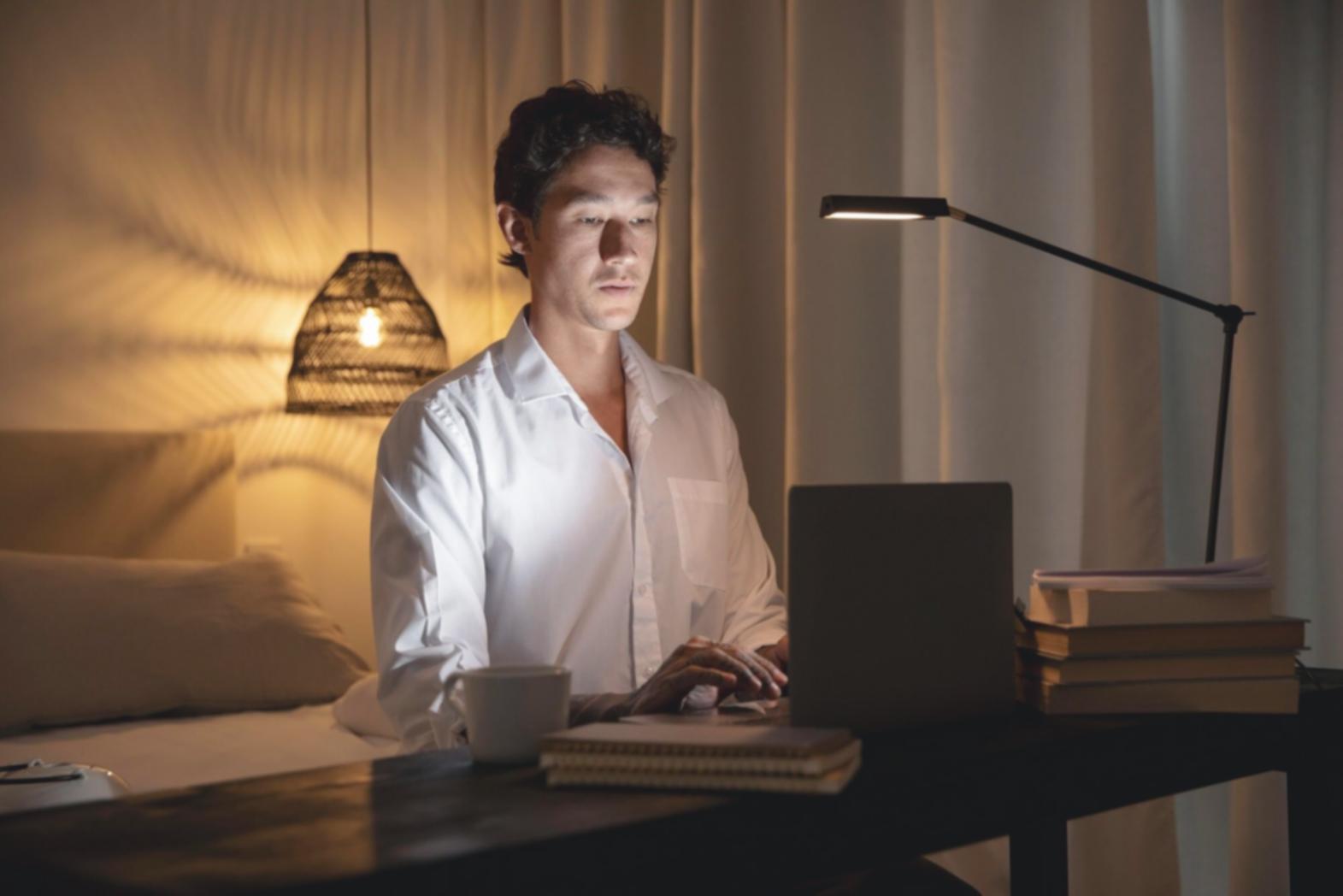 Profesional analizando métricas financieras en una oficina moderna